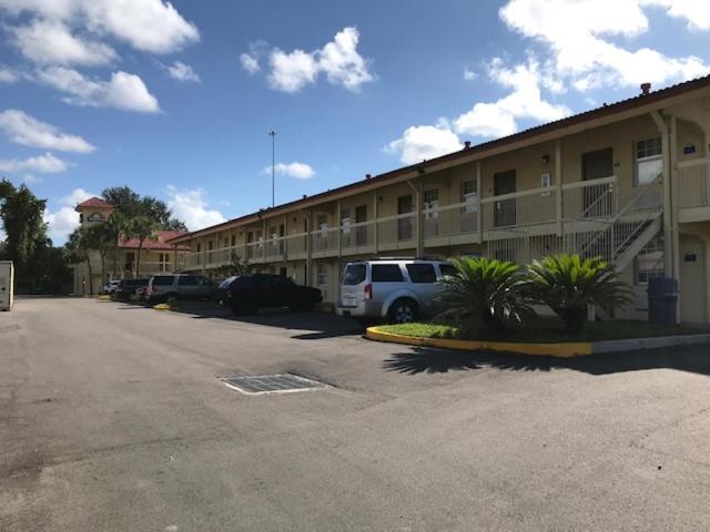 Days Inn By Wyndham Jacksonville Baymeadows Exterior photo